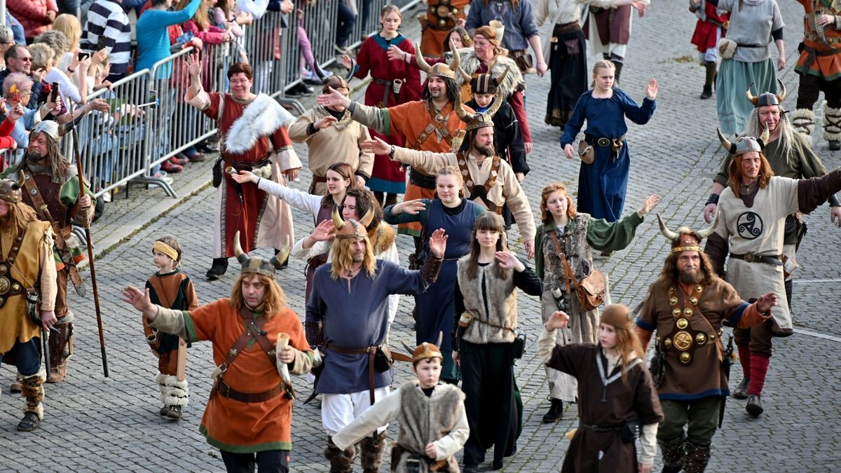 Knapp 25.000 Besucher säumten am Samstag die Straßen zum großen Festumzug beim Sommergewinn in Eisenach. 