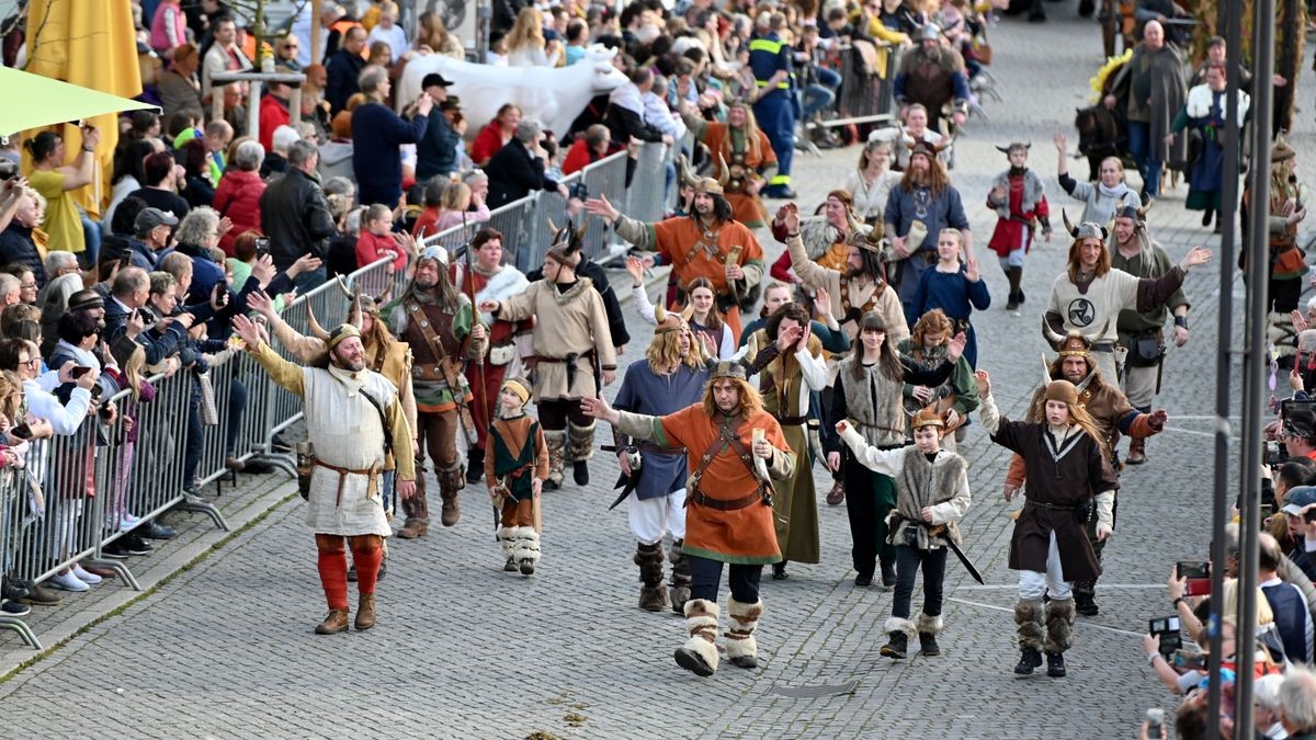 Knapp 25.000 Besucher säumten am Samstag die Straßen zum großen Festumzug beim Sommergewinn in Eisenach. 