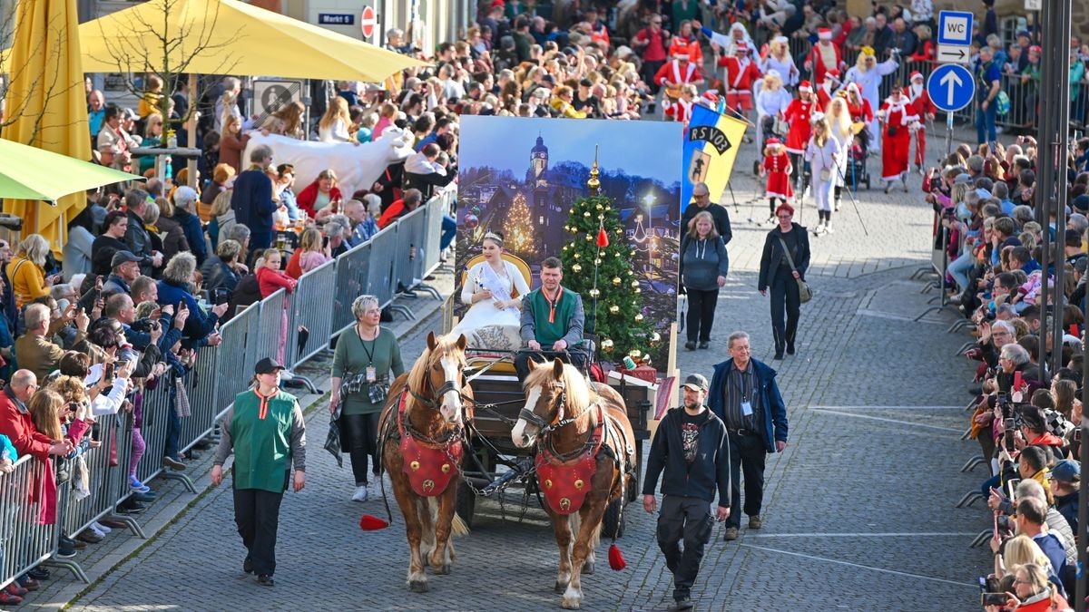 Knapp 25.000 Besucher säumten am Samstag die Straßen zum großen Festumzug beim Sommergewinn in Eisenach. 