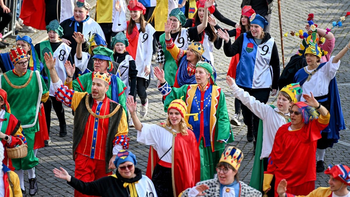 Knapp 25.000 Besucher säumten am Samstag die Straßen zum großen Festumzug beim Sommergewinn in Eisenach. 