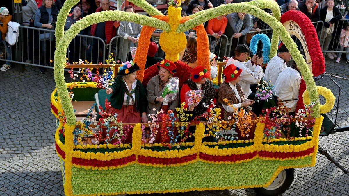 Knapp 25.000 Besucher säumten am Samstag die Straßen zum großen Festumzug beim Sommergewinn in Eisenach. 