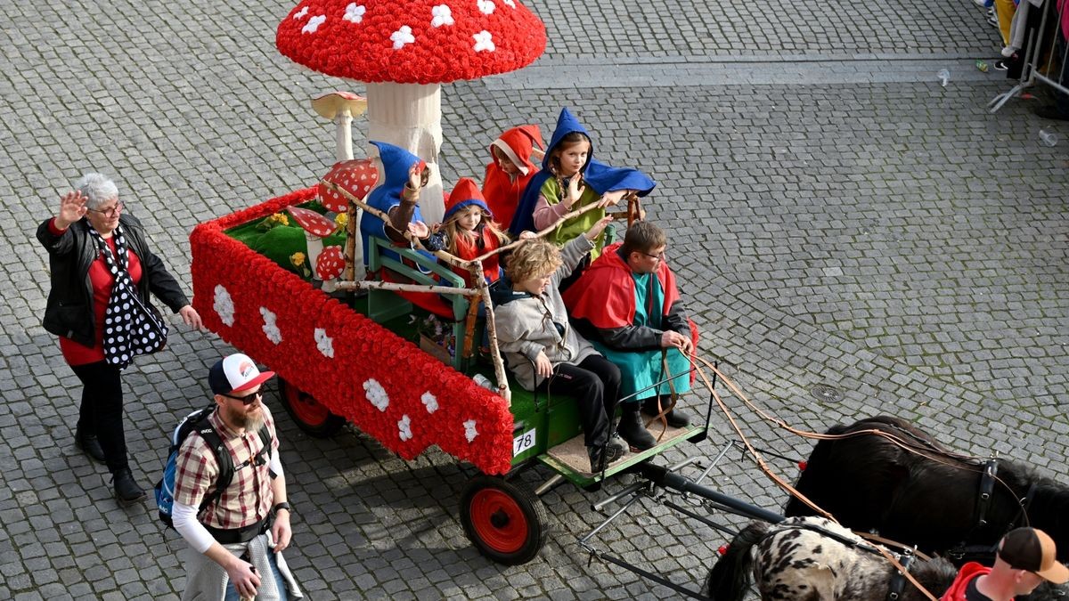 Knapp 25.000 Besucher säumten am Samstag die Straßen zum großen Festumzug beim Sommergewinn in Eisenach. 