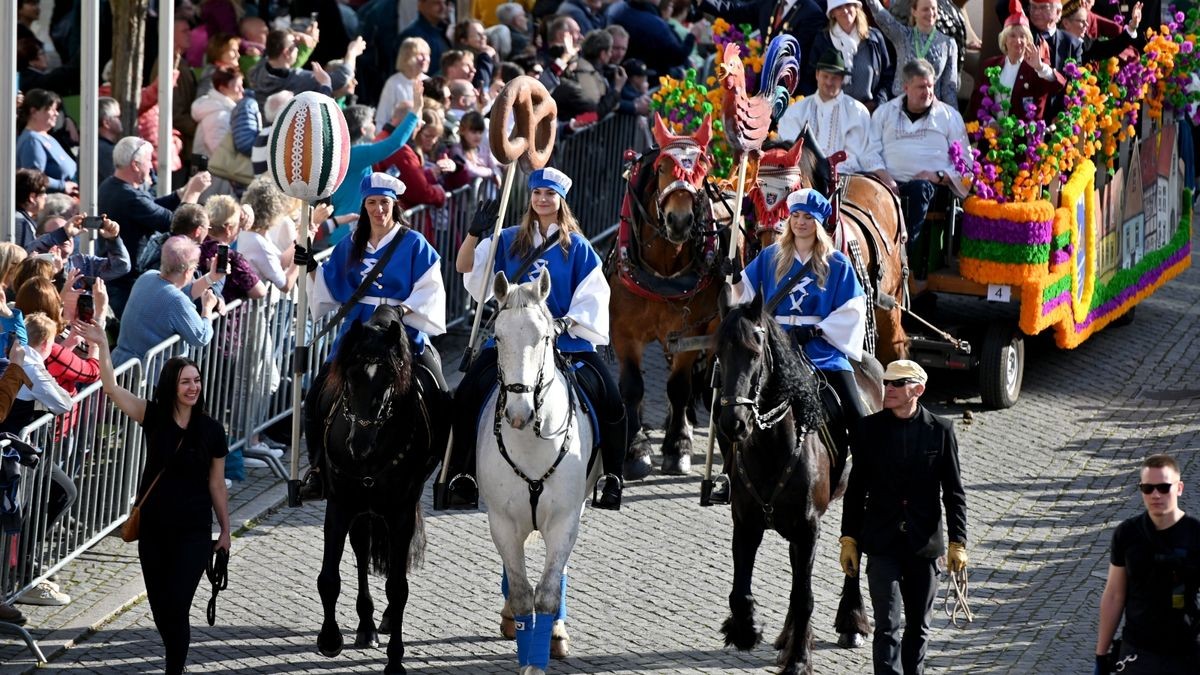 Knapp 25.000 Besucher säumten am Samstag die Straßen zum großen Festumzug beim Sommergewinn in Eisenach. 