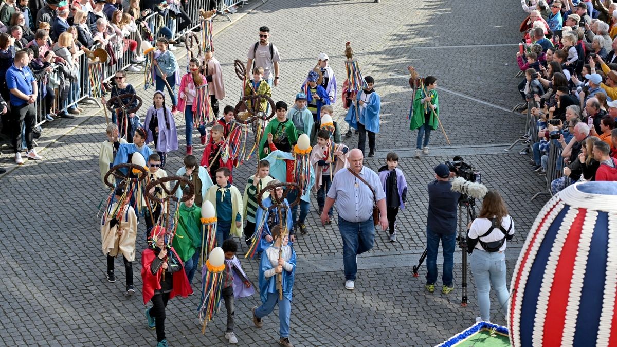 Knapp 25.000 Besucher säumten am Samstag die Straßen zum großen Festumzug beim Sommergewinn in Eisenach. 