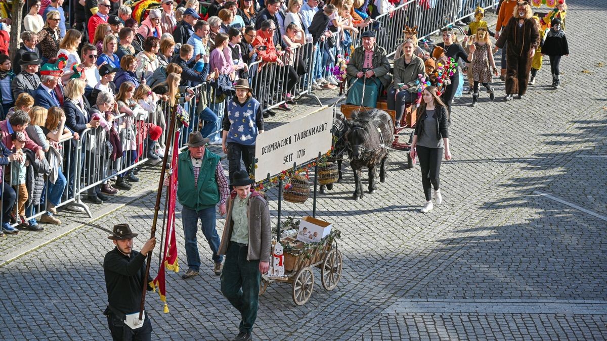 Knapp 25.000 Besucher säumten am Samstag die Straßen zum großen Festumzug beim Sommergewinn in Eisenach. 