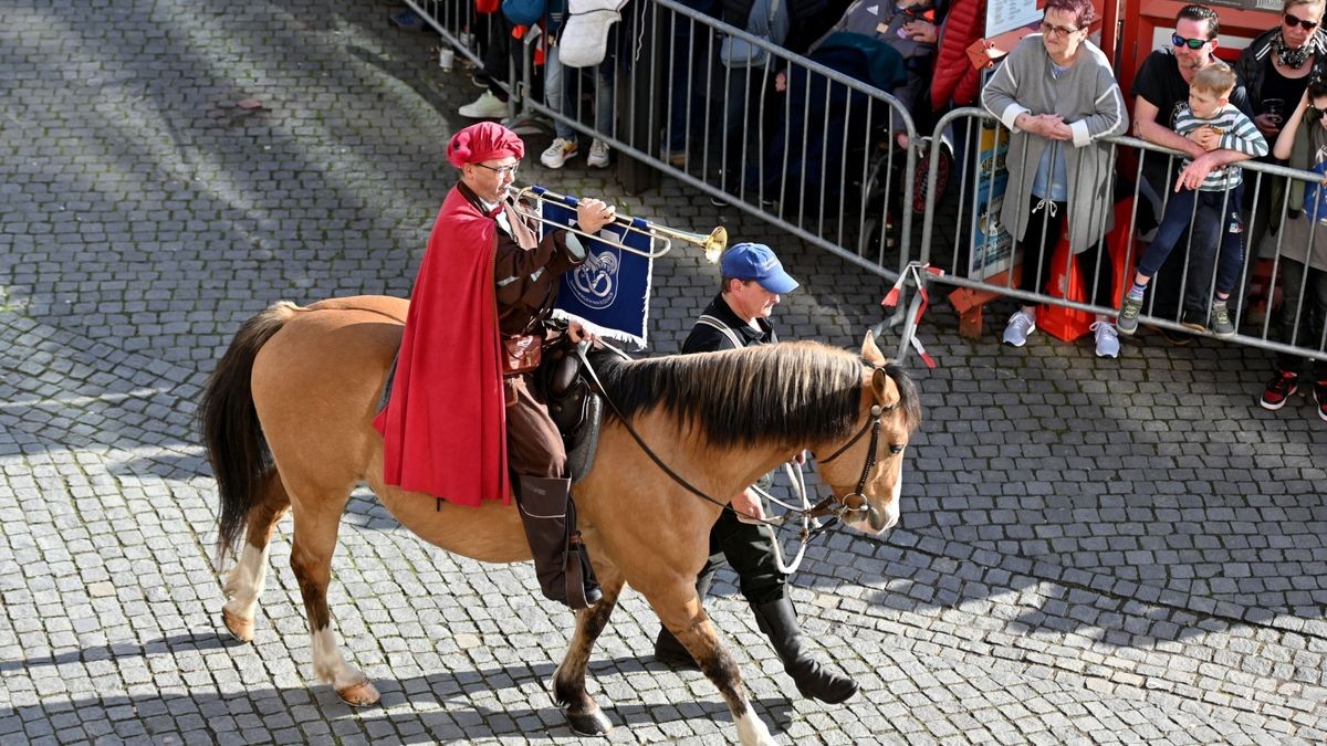 Knapp 25.000 Besucher säumten am Samstag die Straßen zum großen Festumzug beim Sommergewinn in Eisenach. 