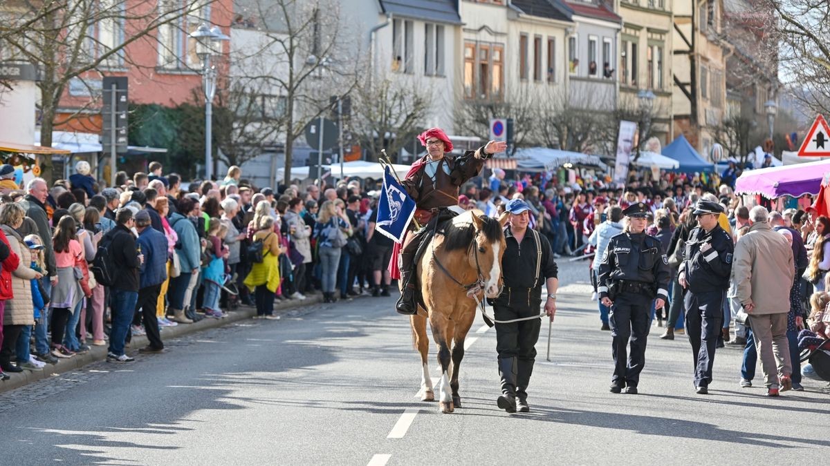 Knapp 25.000 Besucher säumten am Samstag die Straßen zum großen Festumzug beim Sommergewinn in Eisenach. 