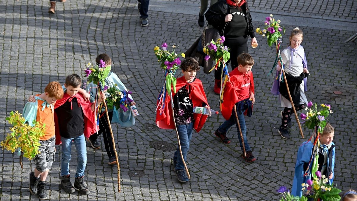 Knapp 25.000 Besucher säumten am Samstag die Straßen zum großen Festumzug beim Sommergewinn in Eisenach. 