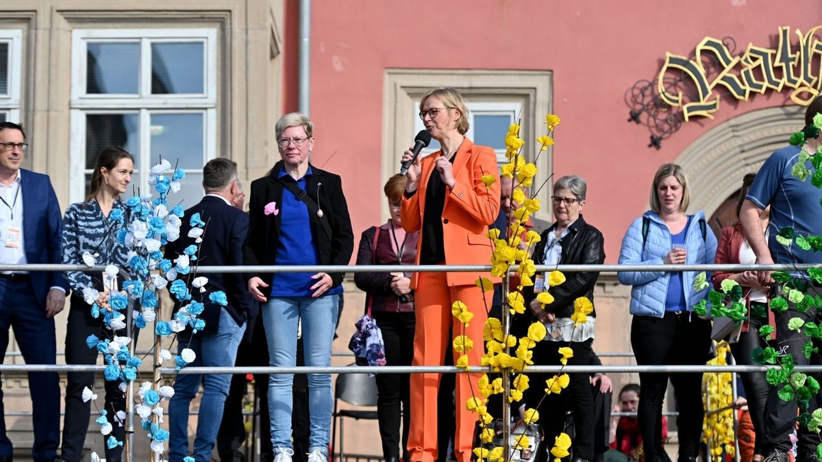 Knapp 25.000 Besucher säumten am Samstag die Straßen zum großen Festumzug beim Sommergewinn in Eisenach. 