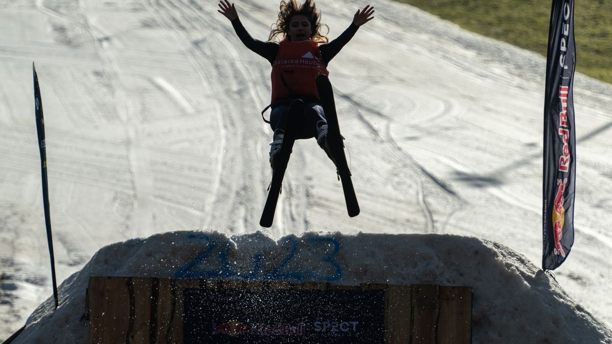 13 Teilnehmer gingen in diesem Jahr beim schon traditionellen Teichspringen in der Skiarea Heubach (Landkreis Hildburgausen) an den Start. Mit diesem Gaudiwettkampf feiert die Skiarea Heubach den Saisonabschluss. Mehrere hundert Besucher konnten bei frühlingshaften Wetter waghalsige und spektakulaere Spruenge in das Beschneiungsbecken bestaunen. Die Skiarea Heubach hatte in dieser Saison 50 Tage geöffnet und konnte dabei etwa 35.000 Gäste begrüßen.