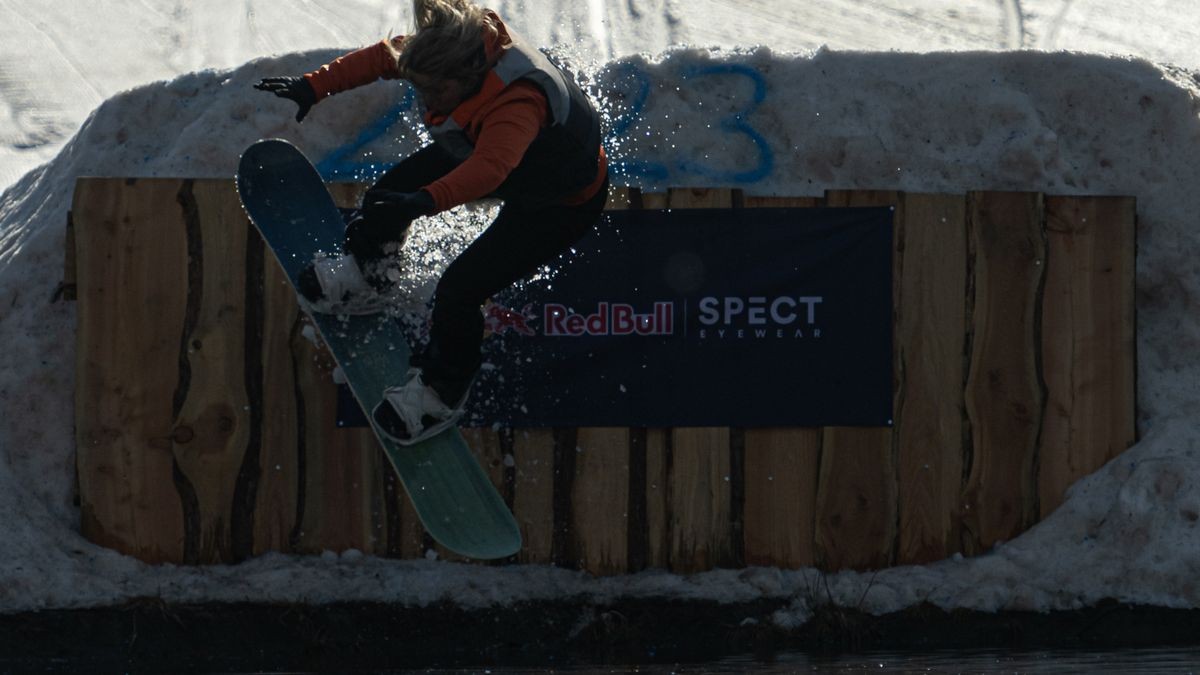 13 Teilnehmer gingen in diesem Jahr beim schon traditionellen Teichspringen in der Skiarea Heubach (Landkreis Hildburgausen) an den Start. Mit diesem Gaudiwettkampf feiert die Skiarea Heubach den Saisonabschluss. Mehrere hundert Besucher konnten bei frühlingshaften Wetter waghalsige und spektakulaere Spruenge in das Beschneiungsbecken bestaunen. Die Skiarea Heubach hatte in dieser Saison 50 Tage geöffnet und konnte dabei etwa 35.000 Gäste begrüßen.