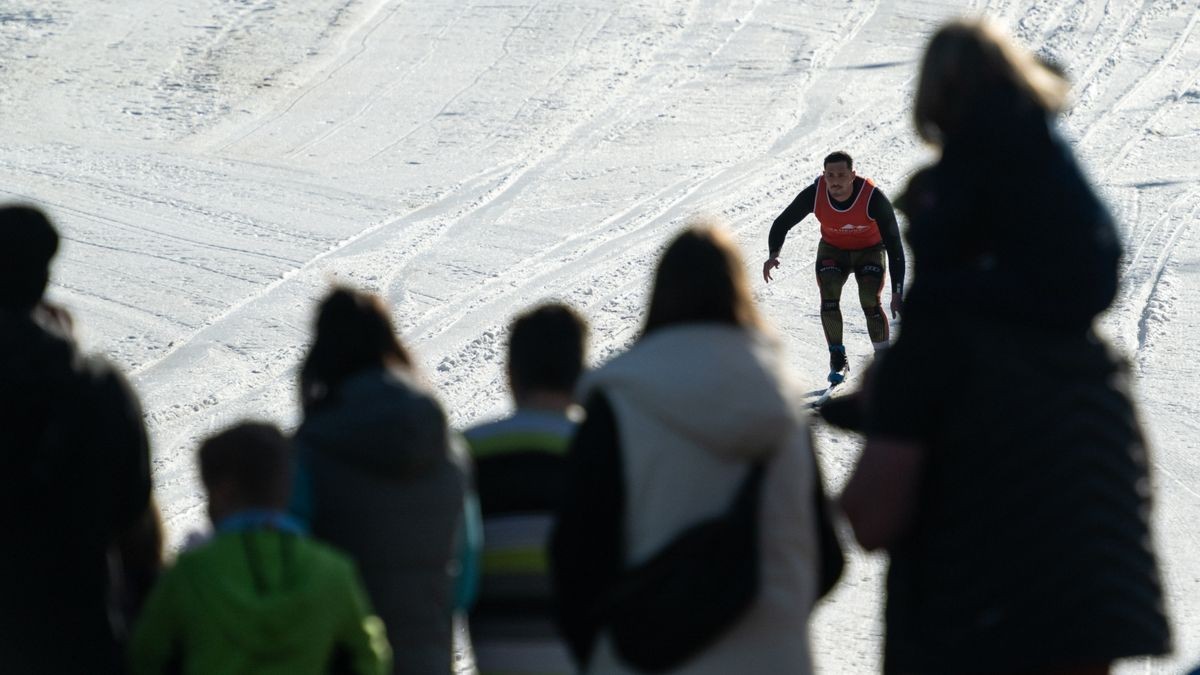 13 Teilnehmer gingen in diesem Jahr beim schon traditionellen Teichspringen in der Skiarea Heubach (Landkreis Hildburgausen) an den Start. Mit diesem Gaudiwettkampf feiert die Skiarea Heubach den Saisonabschluss. Mehrere hundert Besucher konnten bei frühlingshaften Wetter waghalsige und spektakulaere Spruenge in das Beschneiungsbecken bestaunen. Die Skiarea Heubach hatte in dieser Saison 50 Tage geöffnet und konnte dabei etwa 35.000 Gäste begrüßen.