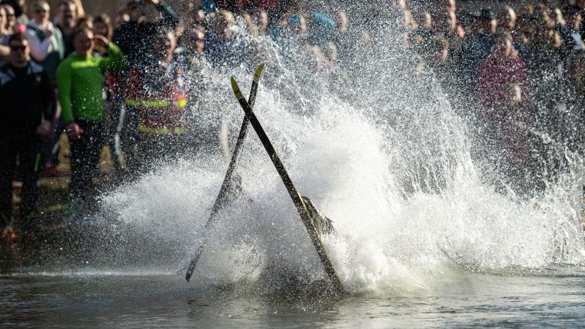 13 Teilnehmer gingen in diesem Jahr beim schon traditionellen Teichspringen in der Skiarea Heubach (Landkreis Hildburgausen) an den Start. Mit diesem Gaudiwettkampf feiert die Skiarea Heubach den Saisonabschluss. Mehrere hundert Besucher konnten bei frühlingshaften Wetter waghalsige und spektakulaere Spruenge in das Beschneiungsbecken bestaunen. Die Skiarea Heubach hatte in dieser Saison 50 Tage geöffnet und konnte dabei etwa 35.000 Gäste begrüßen.