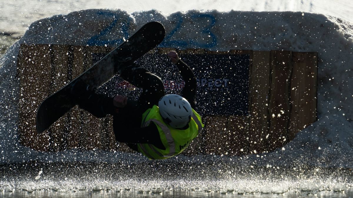 13 Teilnehmer gingen in diesem Jahr beim schon traditionellen Teichspringen in der Skiarea Heubach (Landkreis Hildburgausen) an den Start. Mit diesem Gaudiwettkampf feiert die Skiarea Heubach den Saisonabschluss. Mehrere hundert Besucher konnten bei frühlingshaften Wetter waghalsige und spektakulaere Spruenge in das Beschneiungsbecken bestaunen. Die Skiarea Heubach hatte in dieser Saison 50 Tage geöffnet und konnte dabei etwa 35.000 Gäste begrüßen.