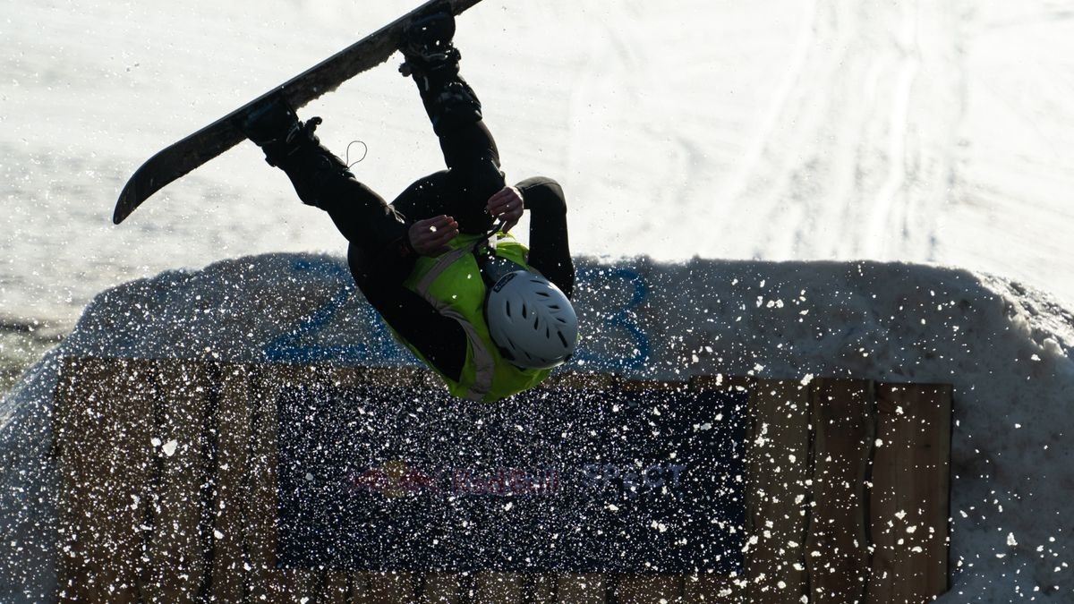 13 Teilnehmer gingen in diesem Jahr beim schon traditionellen Teichspringen in der Skiarea Heubach (Landkreis Hildburgausen) an den Start. Mit diesem Gaudiwettkampf feiert die Skiarea Heubach den Saisonabschluss. Mehrere hundert Besucher konnten bei frühlingshaften Wetter waghalsige und spektakulaere Spruenge in das Beschneiungsbecken bestaunen. Die Skiarea Heubach hatte in dieser Saison 50 Tage geöffnet und konnte dabei etwa 35.000 Gäste begrüßen.