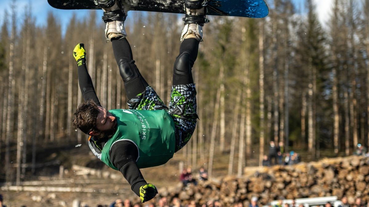 13 Teilnehmer gingen in diesem Jahr beim schon traditionellen Teichspringen in der Skiarea Heubach (Landkreis Hildburgausen) an den Start. Mit diesem Gaudiwettkampf feiert die Skiarea Heubach den Saisonabschluss. Mehrere hundert Besucher konnten bei frühlingshaften Wetter waghalsige und spektakulaere Spruenge in das Beschneiungsbecken bestaunen. Die Skiarea Heubach hatte in dieser Saison 50 Tage geöffnet und konnte dabei etwa 35.000 Gäste begrüßen.