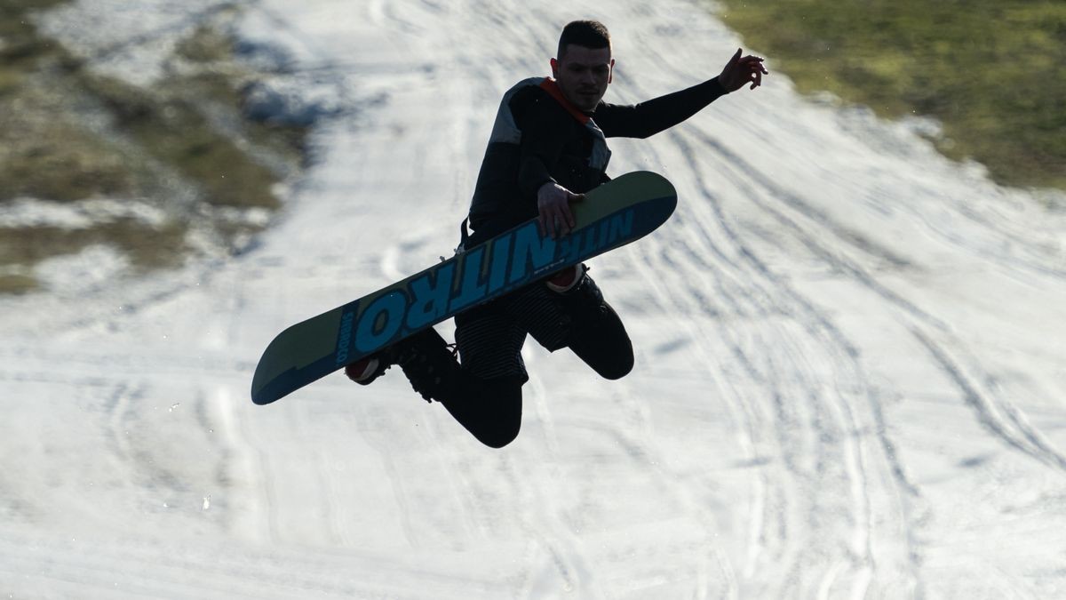 13 Teilnehmer gingen in diesem Jahr beim schon traditionellen Teichspringen in der Skiarea Heubach (Landkreis Hildburgausen) an den Start. Mit diesem Gaudiwettkampf feiert die Skiarea Heubach den Saisonabschluss. Mehrere hundert Besucher konnten bei frühlingshaften Wetter waghalsige und spektakulaere Spruenge in das Beschneiungsbecken bestaunen. Die Skiarea Heubach hatte in dieser Saison 50 Tage geöffnet und konnte dabei etwa 35.000 Gäste begrüßen.