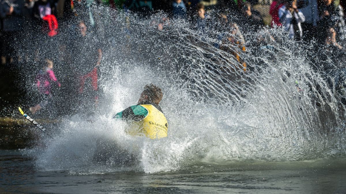 13 Teilnehmer gingen in diesem Jahr beim schon traditionellen Teichspringen in der Skiarea Heubach (Landkreis Hildburgausen) an den Start. Mit diesem Gaudiwettkampf feiert die Skiarea Heubach den Saisonabschluss. Mehrere hundert Besucher konnten bei frühlingshaften Wetter waghalsige und spektakulaere Spruenge in das Beschneiungsbecken bestaunen. Die Skiarea Heubach hatte in dieser Saison 50 Tage geöffnet und konnte dabei etwa 35.000 Gäste begrüßen.