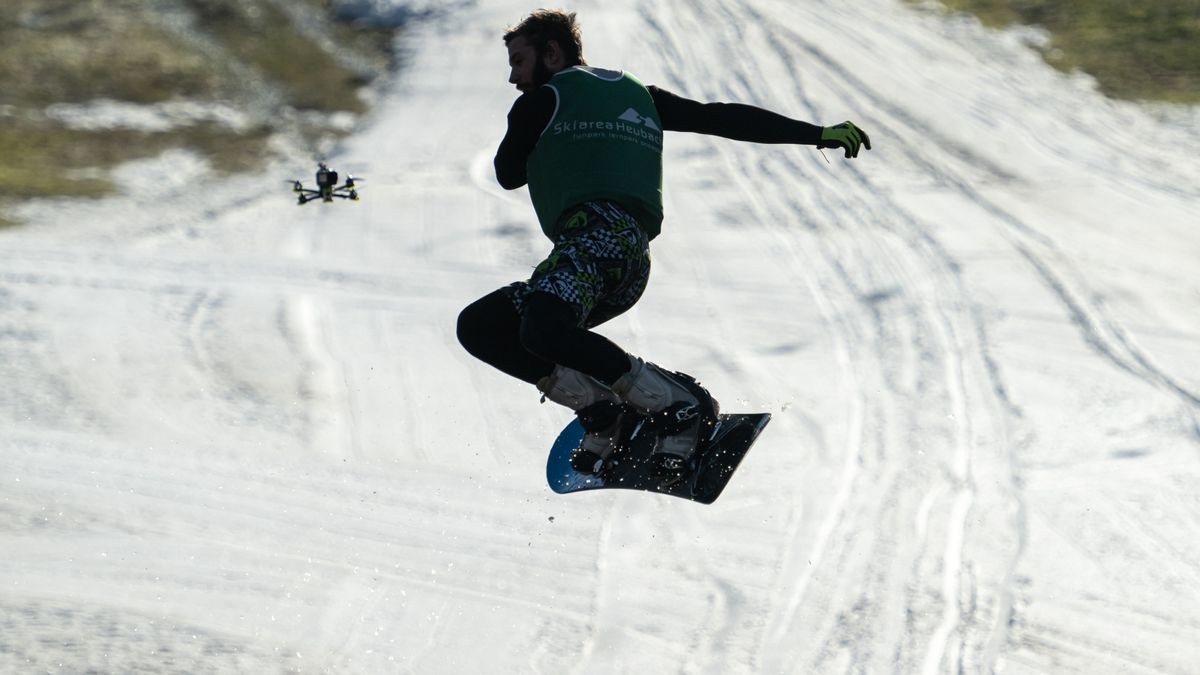 13 Teilnehmer gingen in diesem Jahr beim schon traditionellen Teichspringen in der Skiarea Heubach (Landkreis Hildburgausen) an den Start. Mit diesem Gaudiwettkampf feiert die Skiarea Heubach den Saisonabschluss. Mehrere hundert Besucher konnten bei frühlingshaften Wetter waghalsige und spektakulaere Spruenge in das Beschneiungsbecken bestaunen. Die Skiarea Heubach hatte in dieser Saison 50 Tage geöffnet und konnte dabei etwa 35.000 Gäste begrüßen.