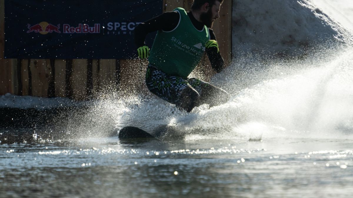 13 Teilnehmer gingen in diesem Jahr beim schon traditionellen Teichspringen in der Skiarea Heubach (Landkreis Hildburgausen) an den Start. Mit diesem Gaudiwettkampf feiert die Skiarea Heubach den Saisonabschluss. Mehrere hundert Besucher konnten bei frühlingshaften Wetter waghalsige und spektakulaere Spruenge in das Beschneiungsbecken bestaunen. Die Skiarea Heubach hatte in dieser Saison 50 Tage geöffnet und konnte dabei etwa 35.000 Gäste begrüßen.