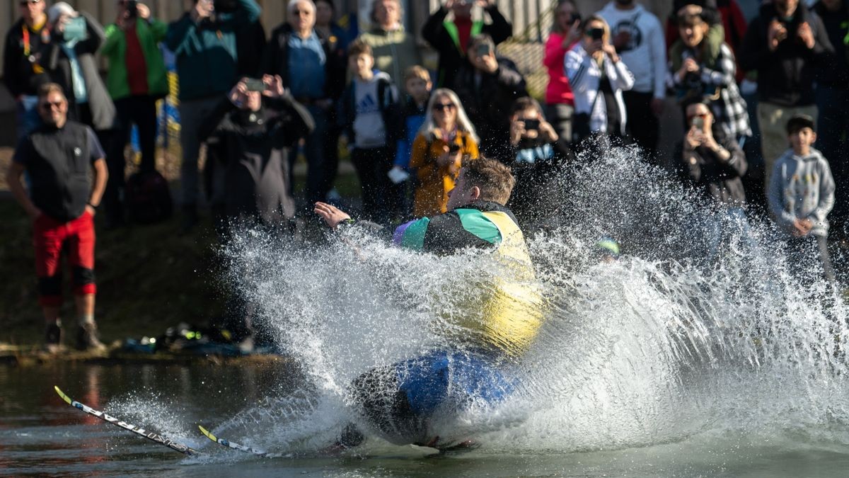 13 Teilnehmer gingen in diesem Jahr beim schon traditionellen Teichspringen in der Skiarea Heubach (Landkreis Hildburgausen) an den Start. Mit diesem Gaudiwettkampf feiert die Skiarea Heubach den Saisonabschluss. Mehrere hundert Besucher konnten bei frühlingshaften Wetter waghalsige und spektakulaere Spruenge in das Beschneiungsbecken bestaunen. Die Skiarea Heubach hatte in dieser Saison 50 Tage geöffnet und konnte dabei etwa 35.000 Gäste begrüßen.