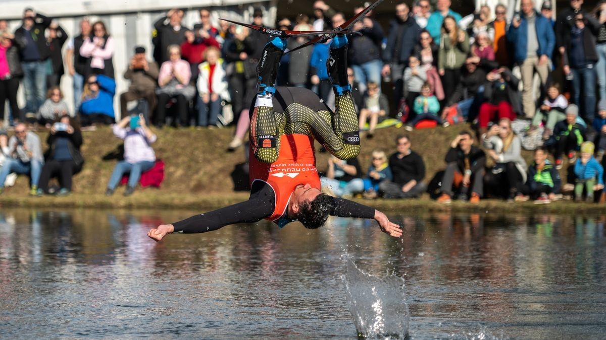 13 Teilnehmer gingen in diesem Jahr beim schon traditionellen Teichspringen in der Skiarea Heubach (Landkreis Hildburgausen) an den Start. Mit diesem Gaudiwettkampf feiert die Skiarea Heubach den Saisonabschluss. Mehrere hundert Besucher konnten bei frühlingshaften Wetter waghalsige und spektakulaere Spruenge in das Beschneiungsbecken bestaunen. Die Skiarea Heubach hatte in dieser Saison 50 Tage geöffnet und konnte dabei etwa 35.000 Gäste begrüßen.