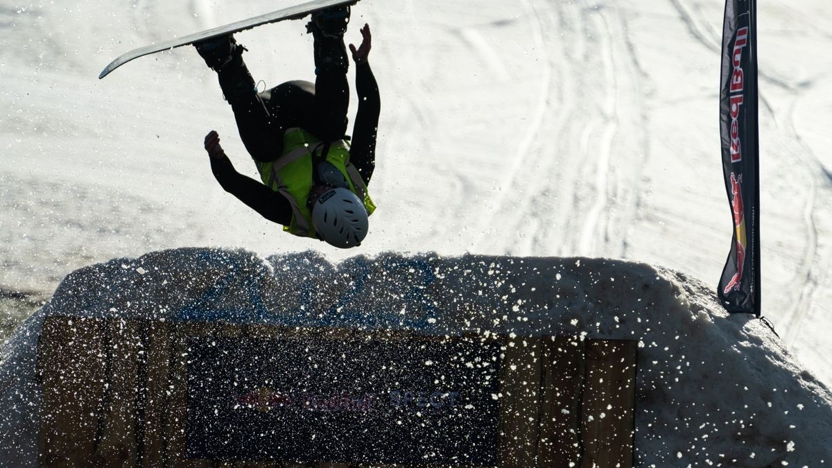 13 Teilnehmer gingen in diesem Jahr beim schon traditionellen Teichspringen in der Skiarea Heubach (Landkreis Hildburgausen) an den Start. Mit diesem Gaudiwettkampf feiert die Skiarea Heubach den Saisonabschluss. Mehrere hundert Besucher konnten bei frühlingshaften Wetter waghalsige und spektakulaere Spruenge in das Beschneiungsbecken bestaunen. Die Skiarea Heubach hatte in dieser Saison 50 Tage geöffnet und konnte dabei etwa 35.000 Gäste begrüßen.