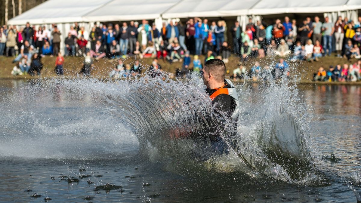 13 Teilnehmer gingen in diesem Jahr beim schon traditionellen Teichspringen in der Skiarea Heubach (Landkreis Hildburgausen) an den Start. Mit diesem Gaudiwettkampf feiert die Skiarea Heubach den Saisonabschluss. Mehrere hundert Besucher konnten bei frühlingshaften Wetter waghalsige und spektakulaere Spruenge in das Beschneiungsbecken bestaunen. Die Skiarea Heubach hatte in dieser Saison 50 Tage geöffnet und konnte dabei etwa 35.000 Gäste begrüßen.