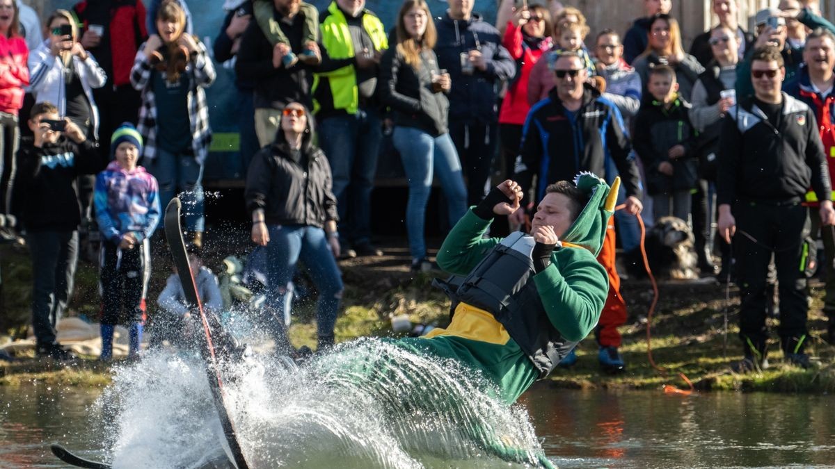 13 Teilnehmer gingen in diesem Jahr beim schon traditionellen Teichspringen in der Skiarea Heubach (Landkreis Hildburgausen) an den Start. Mit diesem Gaudiwettkampf feiert die Skiarea Heubach den Saisonabschluss. Mehrere hundert Besucher konnten bei frühlingshaften Wetter waghalsige und spektakulaere Spruenge in das Beschneiungsbecken bestaunen. Die Skiarea Heubach hatte in dieser Saison 50 Tage geöffnet und konnte dabei etwa 35.000 Gäste begrüßen.