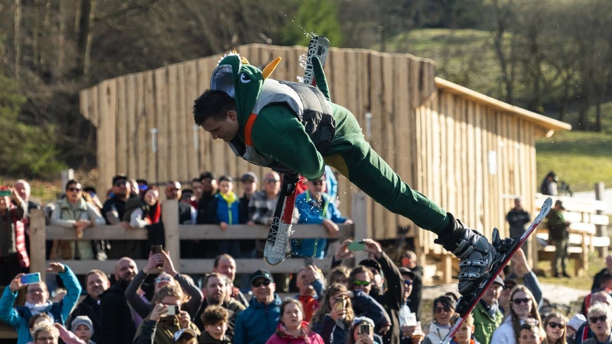 13 Teilnehmer gingen in diesem Jahr beim schon traditionellen Teichspringen in der Skiarea Heubach (Landkreis Hildburgausen) an den Start. Mit diesem Gaudiwettkampf feiert die Skiarea Heubach den Saisonabschluss. Mehrere hundert Besucher konnten bei frühlingshaften Wetter waghalsige und spektakulaere Spruenge in das Beschneiungsbecken bestaunen. Die Skiarea Heubach hatte in dieser Saison 50 Tage geöffnet und konnte dabei etwa 35.000 Gäste begrüßen.