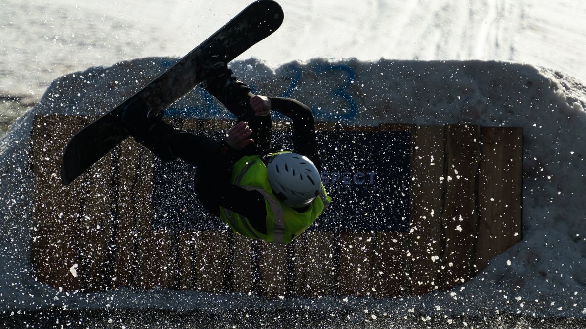 13 Teilnehmer gingen in diesem Jahr beim schon traditionellen Teichspringen in der Skiarea Heubach (Landkreis Hildburgausen) an den Start. Mit diesem Gaudiwettkampf feiert die Skiarea Heubach den Saisonabschluss. Mehrere hundert Besucher konnten bei frühlingshaften Wetter waghalsige und spektakulaere Spruenge in das Beschneiungsbecken bestaunen. Die Skiarea Heubach hatte in dieser Saison 50 Tage geöffnet und konnte dabei etwa 35.000 Gäste begrüßen.