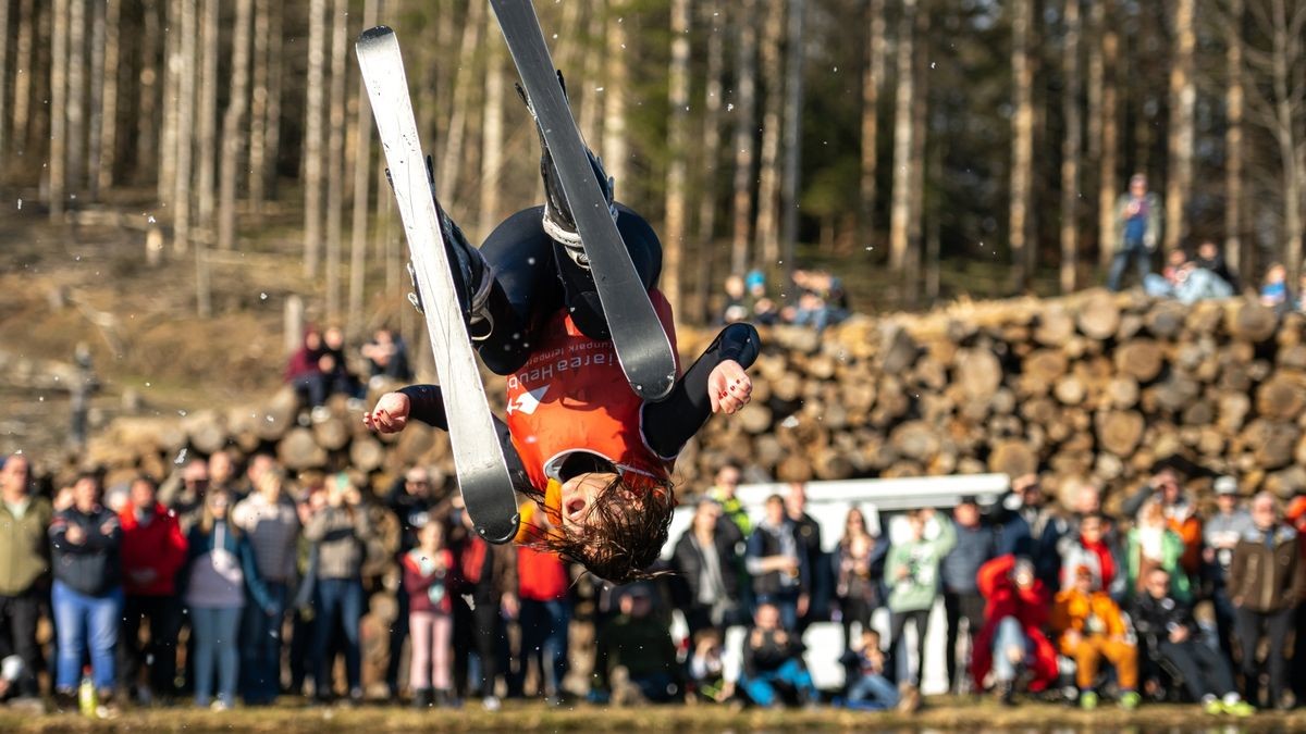 13 Teilnehmer gingen in diesem Jahr beim schon traditionellen Teichspringen in der Skiarea Heubach (Landkreis Hildburgausen) an den Start. Mit diesem Gaudiwettkampf feiert die Skiarea Heubach den Saisonabschluss. Mehrere hundert Besucher konnten bei frühlingshaften Wetter waghalsige und spektakulaere Spruenge in das Beschneiungsbecken bestaunen. Die Skiarea Heubach hatte in dieser Saison 50 Tage geöffnet und konnte dabei etwa 35.000 Gäste begrüßen.