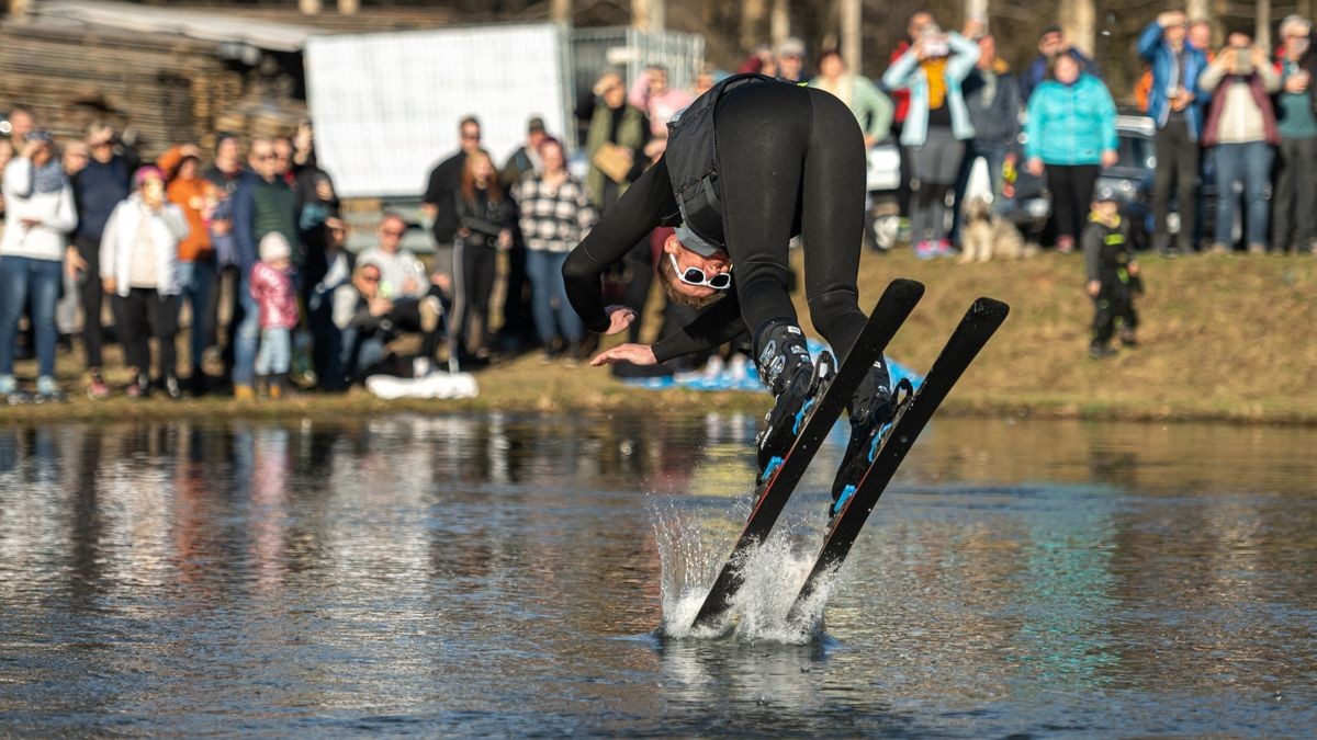 13 Teilnehmer gingen in diesem Jahr beim schon traditionellen Teichspringen in der Skiarea Heubach (Landkreis Hildburgausen) an den Start. Mit diesem Gaudiwettkampf feiert die Skiarea Heubach den Saisonabschluss. Mehrere hundert Besucher konnten bei frühlingshaften Wetter waghalsige und spektakulaere Spruenge in das Beschneiungsbecken bestaunen. Die Skiarea Heubach hatte in dieser Saison 50 Tage geöffnet und konnte dabei etwa 35.000 Gäste begrüßen.