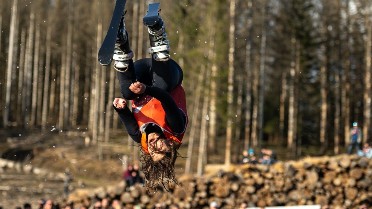 13 Teilnehmer gingen in diesem Jahr beim schon traditionellen Teichspringen in der Skiarea Heubach (Landkreis Hildburgausen) an den Start. Mit diesem Gaudiwettkampf feiert die Skiarea Heubach den Saisonabschluss. Mehrere hundert Besucher konnten bei frühlingshaften Wetter waghalsige und spektakulaere Spruenge in das Beschneiungsbecken bestaunen. Die Skiarea Heubach hatte in dieser Saison 50 Tage geöffnet und konnte dabei etwa 35.000 Gäste begrüßen.