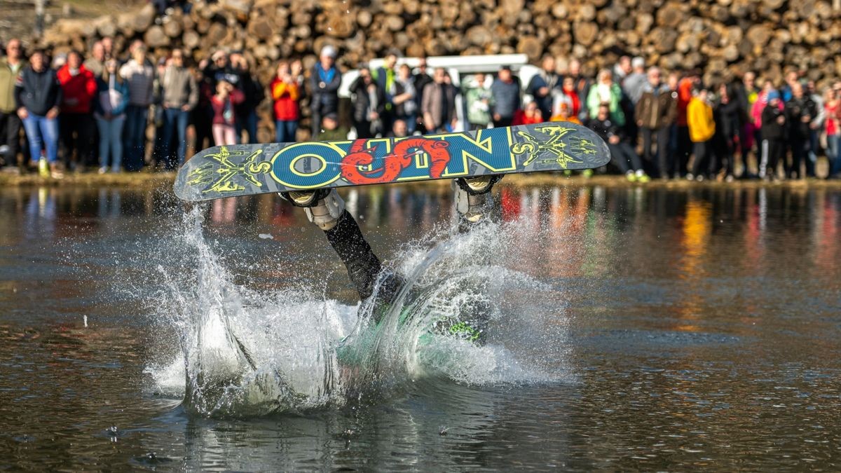 13 Teilnehmer gingen in diesem Jahr beim schon traditionellen Teichspringen in der Skiarea Heubach (Landkreis Hildburgausen) an den Start. Mit diesem Gaudiwettkampf feiert die Skiarea Heubach den Saisonabschluss. Mehrere hundert Besucher konnten bei frühlingshaften Wetter waghalsige und spektakulaere Spruenge in das Beschneiungsbecken bestaunen. Die Skiarea Heubach hatte in dieser Saison 50 Tage geöffnet und konnte dabei etwa 35.000 Gäste begrüßen.