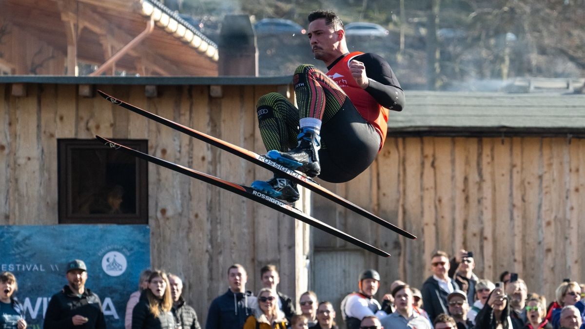 13 Teilnehmer gingen in diesem Jahr beim schon traditionellen Teichspringen in der Skiarea Heubach (Landkreis Hildburgausen) an den Start. Mit diesem Gaudiwettkampf feiert die Skiarea Heubach den Saisonabschluss. Mehrere hundert Besucher konnten bei frühlingshaften Wetter waghalsige und spektakulaere Spruenge in das Beschneiungsbecken bestaunen. Die Skiarea Heubach hatte in dieser Saison 50 Tage geöffnet und konnte dabei etwa 35.000 Gäste begrüßen.