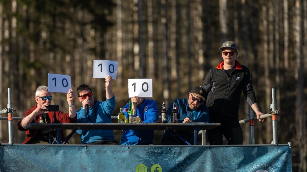 13 Teilnehmer gingen in diesem Jahr beim schon traditionellen Teichspringen in der Skiarea Heubach (Landkreis Hildburgausen) an den Start. Mit diesem Gaudiwettkampf feiert die Skiarea Heubach den Saisonabschluss. Mehrere hundert Besucher konnten bei frühlingshaften Wetter waghalsige und spektakulaere Spruenge in das Beschneiungsbecken bestaunen. Die Skiarea Heubach hatte in dieser Saison 50 Tage geöffnet und konnte dabei etwa 35.000 Gäste begrüßen.