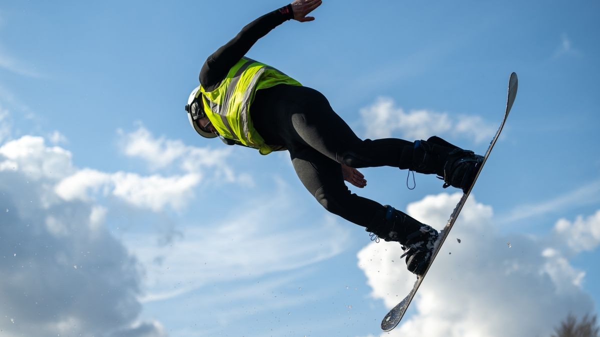 13 Teilnehmer gingen in diesem Jahr beim schon traditionellen Teichspringen in der Skiarea Heubach (Landkreis Hildburgausen) an den Start. Mit diesem Gaudiwettkampf feiert die Skiarea Heubach den Saisonabschluss. Mehrere hundert Besucher konnten bei frühlingshaften Wetter waghalsige und spektakulaere Spruenge in das Beschneiungsbecken bestaunen. Die Skiarea Heubach hatte in dieser Saison 50 Tage geöffnet und konnte dabei etwa 35.000 Gäste begrüßen.