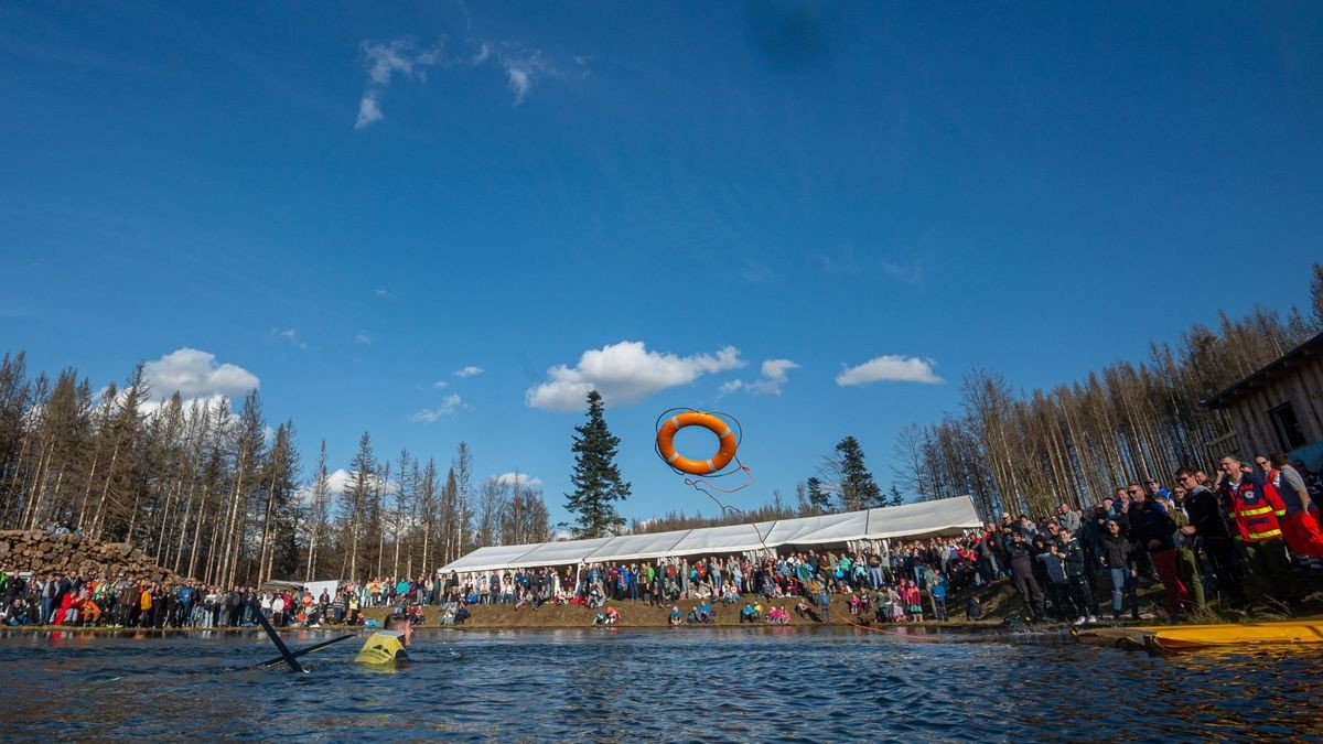 13 Teilnehmer gingen in diesem Jahr beim schon traditionellen Teichspringen in der Skiarea Heubach (Landkreis Hildburgausen) an den Start. Mit diesem Gaudiwettkampf feiert die Skiarea Heubach den Saisonabschluss. Mehrere hundert Besucher konnten bei frühlingshaften Wetter waghalsige und spektakulaere Spruenge in das Beschneiungsbecken bestaunen. Die Skiarea Heubach hatte in dieser Saison 50 Tage geöffnet und konnte dabei etwa 35.000 Gäste begrüßen.