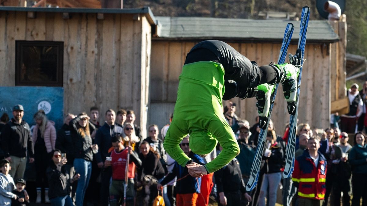 13 Teilnehmer gingen in diesem Jahr beim schon traditionellen Teichspringen in der Skiarea Heubach (Landkreis Hildburgausen) an den Start. Mit diesem Gaudiwettkampf feiert die Skiarea Heubach den Saisonabschluss. Mehrere hundert Besucher konnten bei frühlingshaften Wetter waghalsige und spektakulaere Spruenge in das Beschneiungsbecken bestaunen. Die Skiarea Heubach hatte in dieser Saison 50 Tage geöffnet und konnte dabei etwa 35.000 Gäste begrüßen.