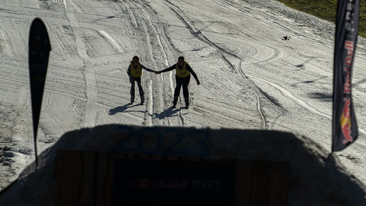 13 Teilnehmer gingen in diesem Jahr beim schon traditionellen Teichspringen in der Skiarea Heubach (Landkreis Hildburgausen) an den Start. Mit diesem Gaudiwettkampf feiert die Skiarea Heubach den Saisonabschluss. Mehrere hundert Besucher konnten bei frühlingshaften Wetter waghalsige und spektakulaere Spruenge in das Beschneiungsbecken bestaunen. Die Skiarea Heubach hatte in dieser Saison 50 Tage geöffnet und konnte dabei etwa 35.000 Gäste begrüßen.