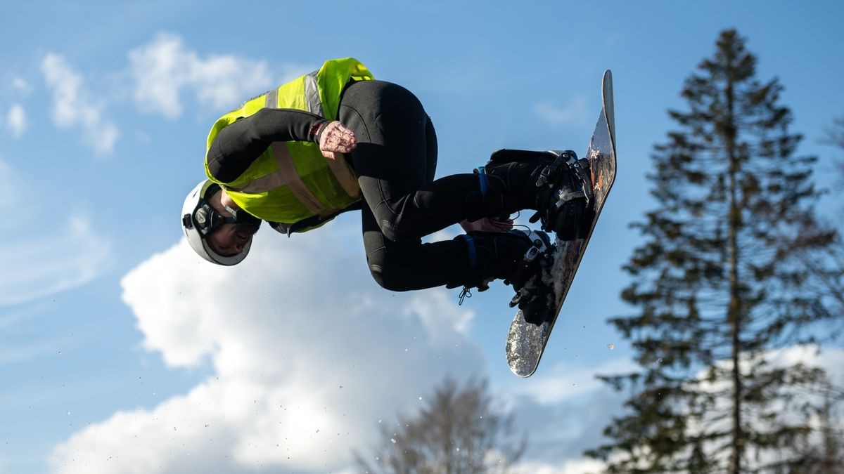 13 Teilnehmer gingen in diesem Jahr beim schon traditionellen Teichspringen in der Skiarea Heubach (Landkreis Hildburgausen) an den Start. Mit diesem Gaudiwettkampf feiert die Skiarea Heubach den Saisonabschluss. Mehrere hundert Besucher konnten bei frühlingshaften Wetter waghalsige und spektakulaere Spruenge in das Beschneiungsbecken bestaunen. Die Skiarea Heubach hatte in dieser Saison 50 Tage geöffnet und konnte dabei etwa 35.000 Gäste begrüßen.