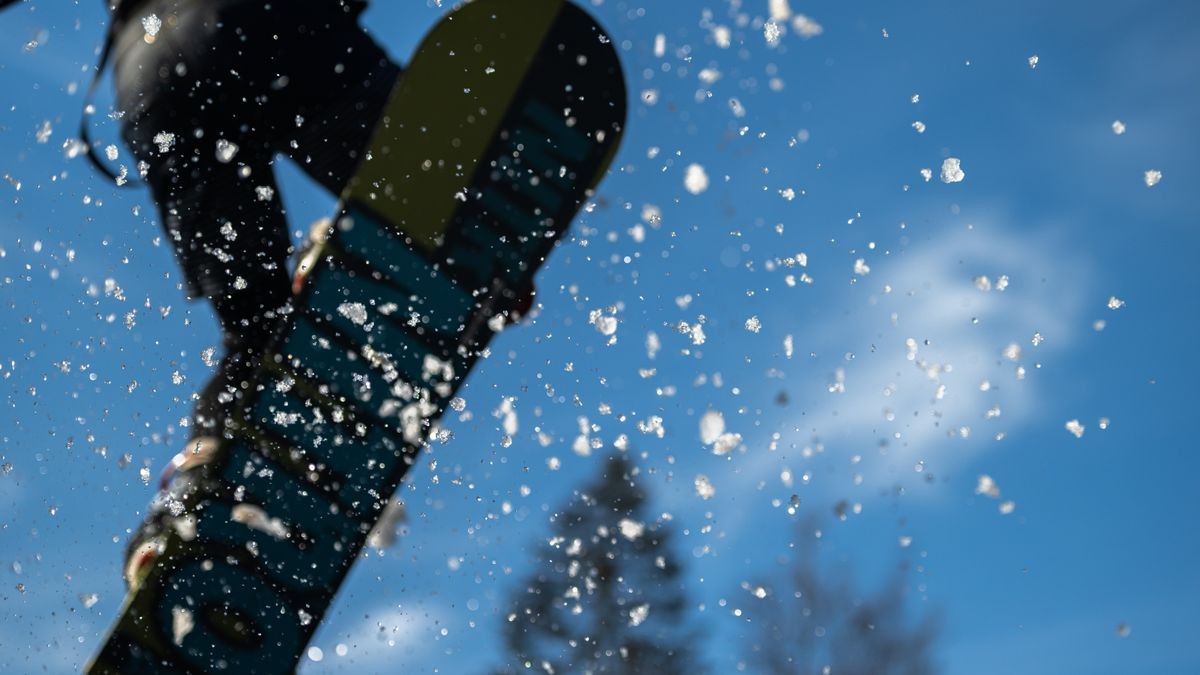 13 Teilnehmer gingen in diesem Jahr beim schon traditionellen Teichspringen in der Skiarea Heubach (Landkreis Hildburgausen) an den Start. Mit diesem Gaudiwettkampf feiert die Skiarea Heubach den Saisonabschluss. Mehrere hundert Besucher konnten bei frühlingshaften Wetter waghalsige und spektakulaere Spruenge in das Beschneiungsbecken bestaunen. Die Skiarea Heubach hatte in dieser Saison 50 Tage geöffnet und konnte dabei etwa 35.000 Gäste begrüßen.