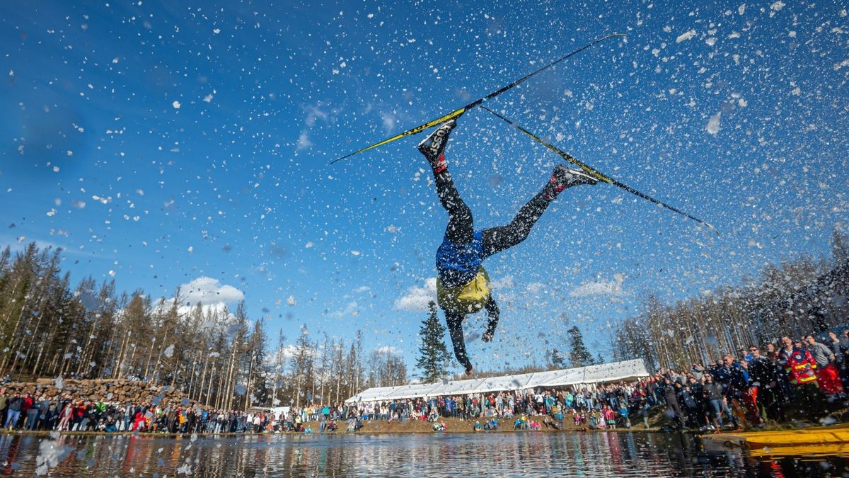 13 Teilnehmer gingen in diesem Jahr beim schon traditionellen Teichspringen in der Skiarea Heubach (Landkreis Hildburgausen) an den Start. Mit diesem Gaudiwettkampf feiert die Skiarea Heubach den Saisonabschluss. Mehrere hundert Besucher konnten bei frühlingshaften Wetter waghalsige und spektakulaere Spruenge in das Beschneiungsbecken bestaunen. Die Skiarea Heubach hatte in dieser Saison 50 Tage geöffnet und konnte dabei etwa 35.000 Gäste begrüßen.