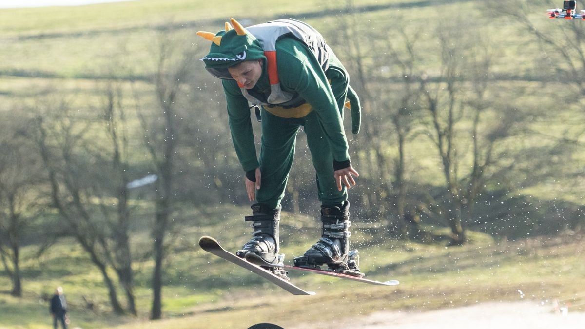 13 Teilnehmer gingen in diesem Jahr beim schon traditionellen Teichspringen in der Skiarea Heubach (Landkreis Hildburgausen) an den Start. Mit diesem Gaudiwettkampf feiert die Skiarea Heubach den Saisonabschluss. Mehrere hundert Besucher konnten bei frühlingshaften Wetter waghalsige und spektakulaere Spruenge in das Beschneiungsbecken bestaunen. Die Skiarea Heubach hatte in dieser Saison 50 Tage geöffnet und konnte dabei etwa 35.000 Gäste begrüßen.