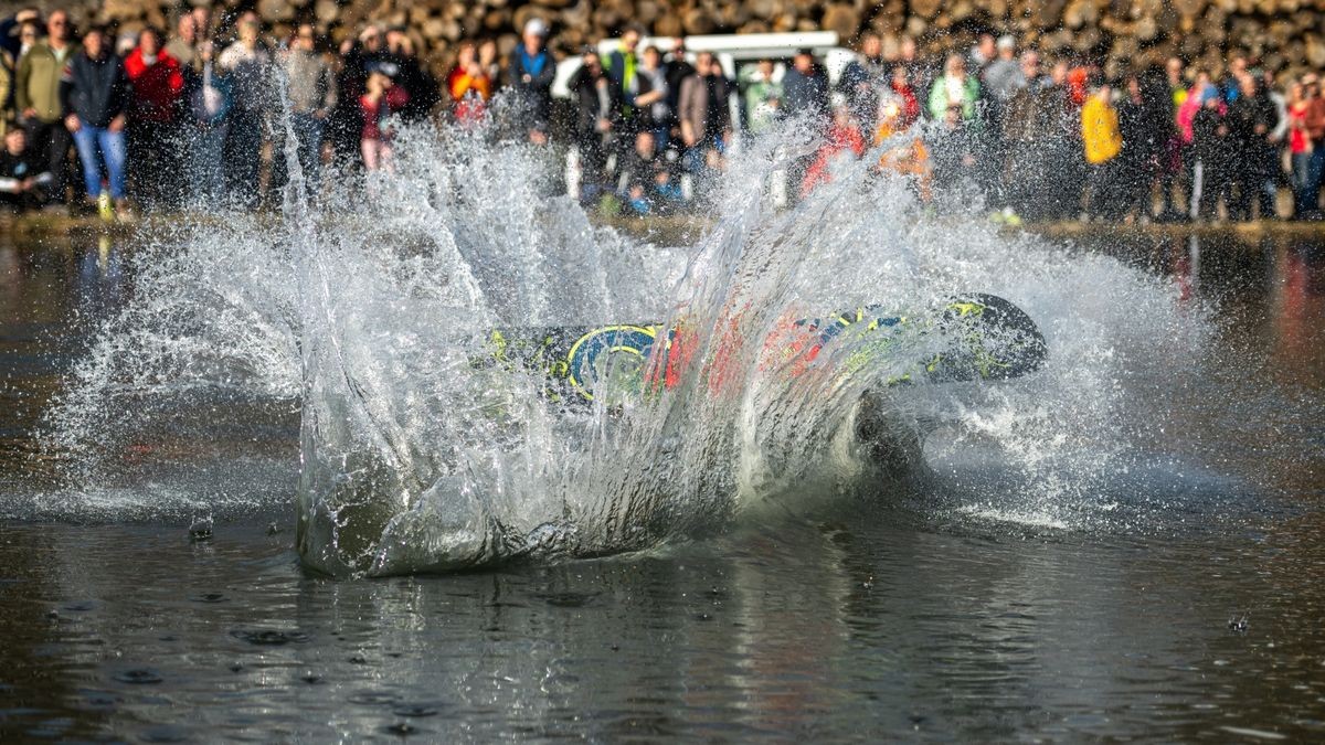 13 Teilnehmer gingen in diesem Jahr beim schon traditionellen Teichspringen in der Skiarea Heubach (Landkreis Hildburgausen) an den Start. Mit diesem Gaudiwettkampf feiert die Skiarea Heubach den Saisonabschluss. Mehrere hundert Besucher konnten bei frühlingshaften Wetter waghalsige und spektakulaere Spruenge in das Beschneiungsbecken bestaunen. Die Skiarea Heubach hatte in dieser Saison 50 Tage geöffnet und konnte dabei etwa 35.000 Gäste begrüßen.