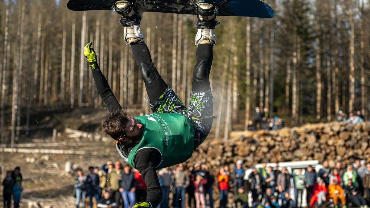 13 Teilnehmer gingen in diesem Jahr beim schon traditionellen Teichspringen in der Skiarea Heubach (Landkreis Hildburgausen) an den Start. Mit diesem Gaudiwettkampf feiert die Skiarea Heubach den Saisonabschluss. Mehrere hundert Besucher konnten bei frühlingshaften Wetter waghalsige und spektakulaere Spruenge in das Beschneiungsbecken bestaunen. Die Skiarea Heubach hatte in dieser Saison 50 Tage geöffnet und konnte dabei etwa 35.000 Gäste begrüßen.