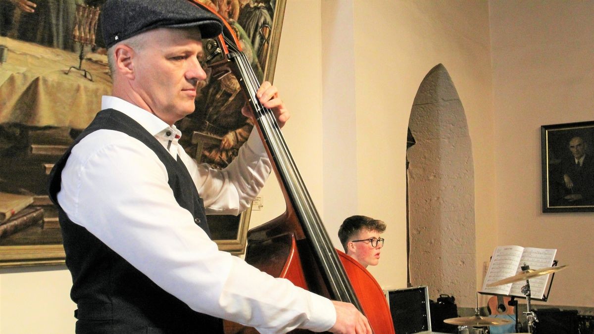 Mehr als 30 junge und erfahrene Schüler der Kreismusikschule musizierten am Sonntag zum Bachschüler-Konzert in der Rathaushalle -- darunter Friedrich Zoltan Nostitz (Bass) als Mitglied der Jazzband. 