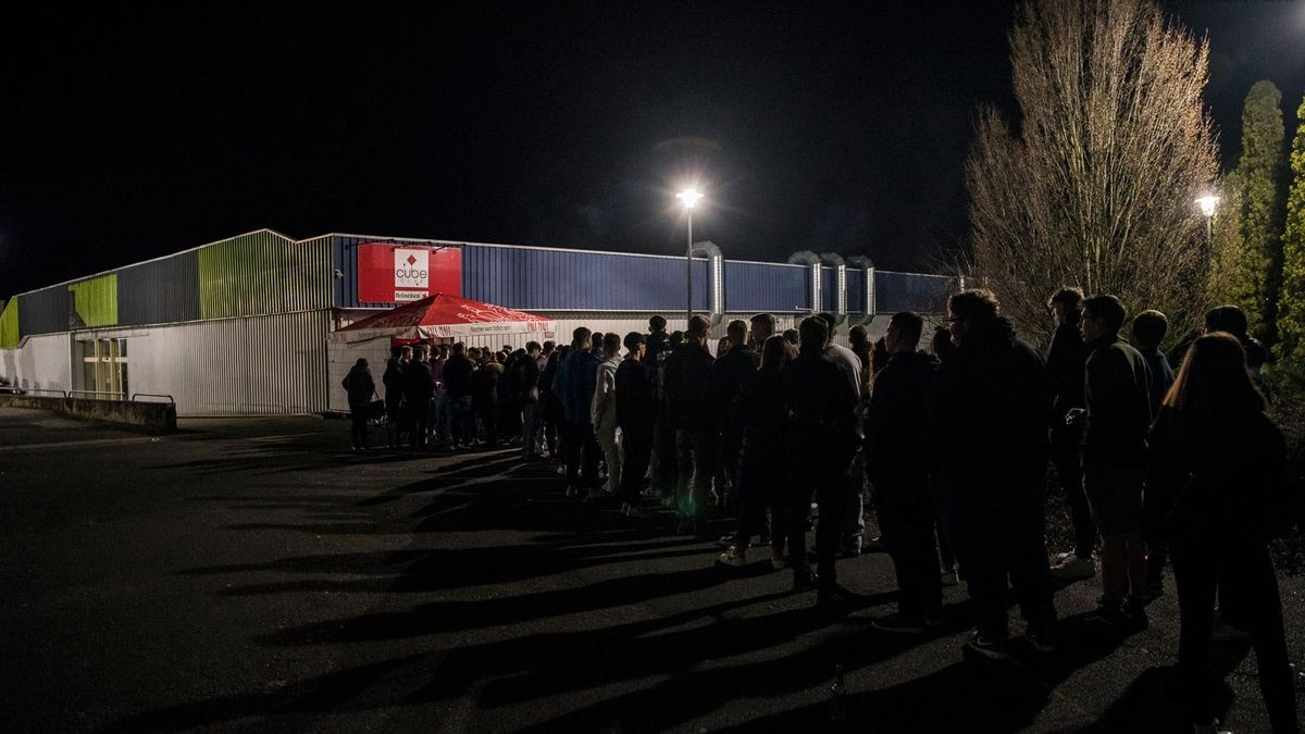 Die Gebrüder Brett legten am Freitag im Cube Club Bad Frankenhausen auf und sorgten für eine große Party.