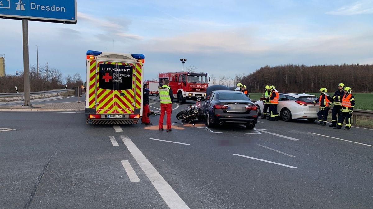 Bei dem Zusammenprall des Autos mit dem Motorrad wurde der Motorradfahrer schwer verletzt. Auch der Autofahrer kam mit Verletzungen ins Krankenhaus.